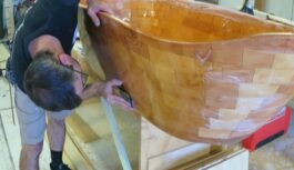 Svépomocí vyrobená dřevěná vana s použitím cedrového dřeva